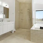 別荘 Three-bedroom With A Fireplace 07 *