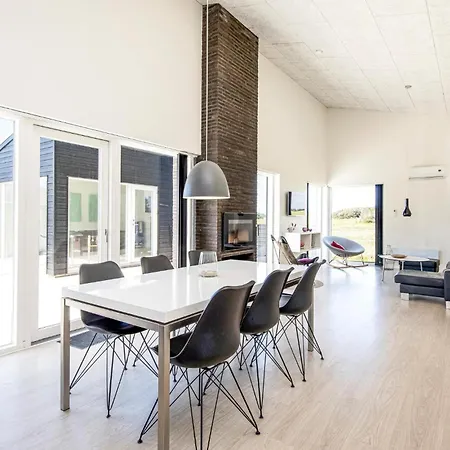 別荘 Three-bedroom With A Fireplace 07