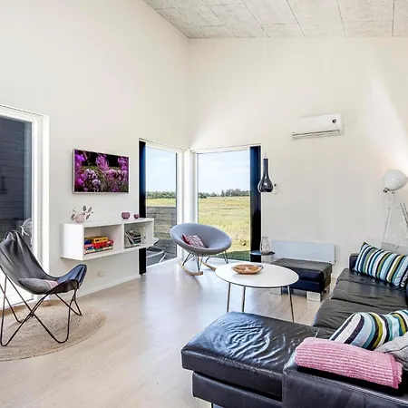 別荘 Three-bedroom With A Fireplace 07 *