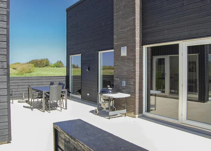 Сasa de vacaciones Three-bedroom With A Fireplace 07